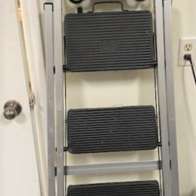 LOT#208G: Aluminum Step Ladder