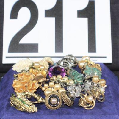LOT#211LR: Assorted Costume Jewelry Lot
