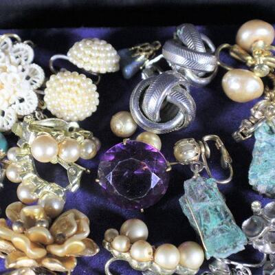LOT#211LR: Assorted Costume Jewelry Lot