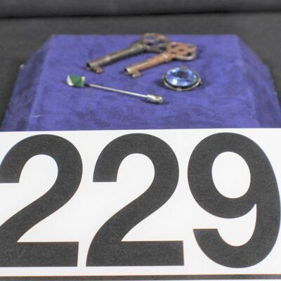 LOT#229LR: 4 Piece Jewelry & Skeleton Key Lot