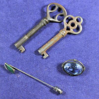 LOT#229LR: 4 Piece Jewelry & Skeleton Key Lot
