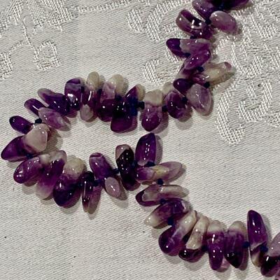 LOT 324  POLISHED AMETHYST STONES NECKLACE