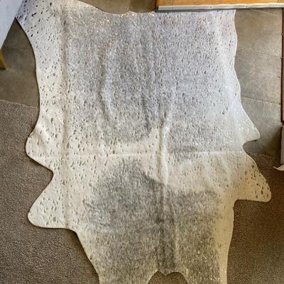 6’ gilt on pelt suede rug