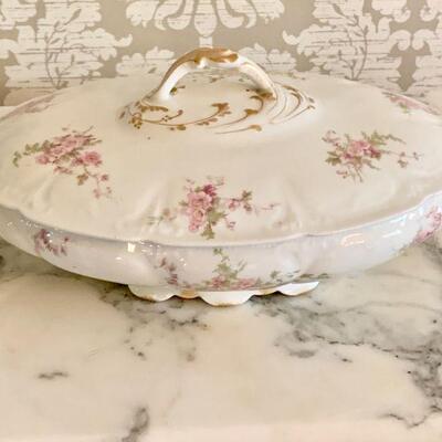 LOT 109 ANTIQUE LIMOGES HAVILAND CH.FIELD COVERED SERVING DISH 