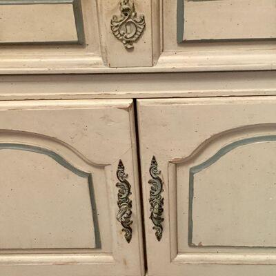 LOT 132  VINTAGE WHITE PAINTED CABINET NEO CLASSICAL STYLE