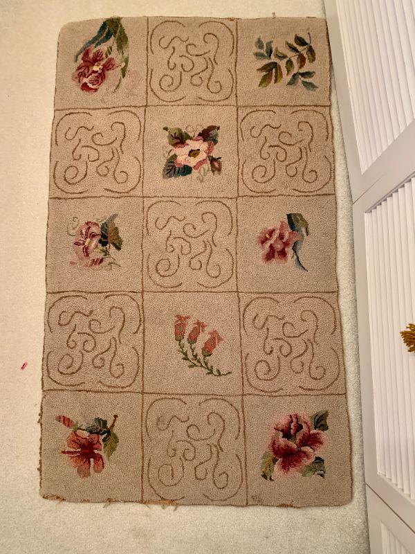 LOT 133 ANTIQUE HOOKED RUG FLORAL DESIGN