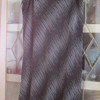 Lot 109- Jones Ware Skirt