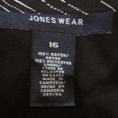 Lot 109- Jones Ware Skirt
