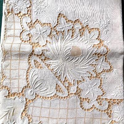 LOT 186  ANTIQUE CUTWORK EMBROIDERED TABLE CLOTH 