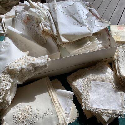 LOT 187  MIXED GROUP OF VINTAGE LINENS DOILLIES RUNNERS HAND TOWELS NAPKINS