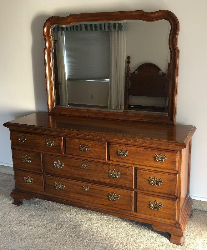134 Thomasville Dresser W Mirror 9 Drawers Estatesales Org