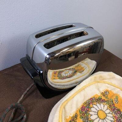 #150 Vintage Toaster with Daisy Cozy 