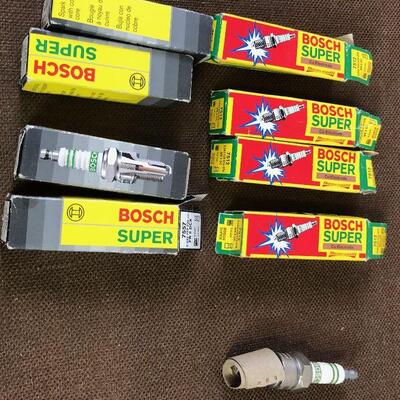 #283 Lot of Bosch Spark Plugs (9) 