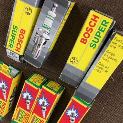 #283 Lot of Bosch Spark Plugs (9) 