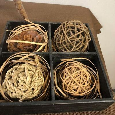 #325Bark Balls and Portable Deer with Deer food 