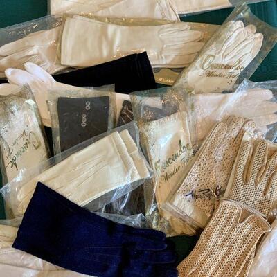 LOT 212  COLLECTION OF VINTAGE LADIES GLOVES 