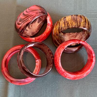 LOT 217 GROUP OF PLASTIC BANGLE BRACELETS 