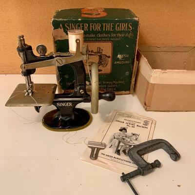 LOT 231 ANTQUE TOY SINGER GIRLS SEWING MACHINE 