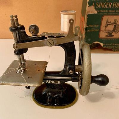 LOT 231 ANTQUE TOY SINGER GIRLS SEWING MACHINE 