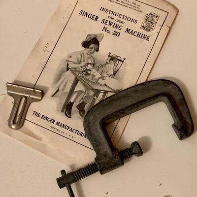 LOT 231 ANTQUE TOY SINGER GIRLS SEWING MACHINE 