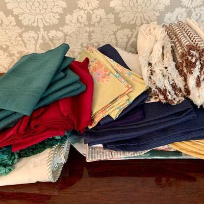LOT 237  GROUP LOT OF CASUAL TABLE LINENS NAPKINS & PLACEMATS
