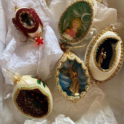 LOT 241  VINTAGE CRAFTS GROUP OF HANDMADE EGG CHRISTMAS ORNAMENTS  TEA SET 
