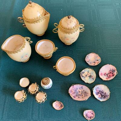 LOT 241  VINTAGE CRAFTS GROUP OF HANDMADE EGG CHRISTMAS ORNAMENTS  TEA SET 