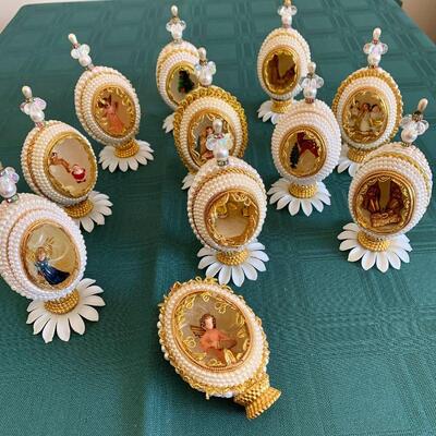 LOT 241  VINTAGE CRAFTS GROUP OF HANDMADE EGG CHRISTMAS ORNAMENTS  TEA SET 