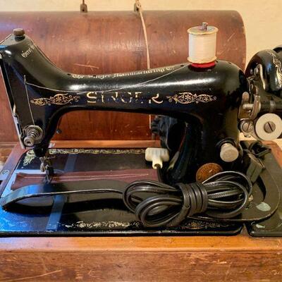 LOT 257  ANTIQUE SINGER SEWING MACHINE ROUND TOP CASE