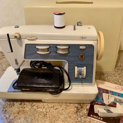 LOT 258 VINTAGE SINGER ZIG ZAG PORTABLE SEWING MACHINE MODEL 776