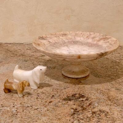 LOT 262 MARBLE COMPOTE & 2 CARVED ONYX DOGS