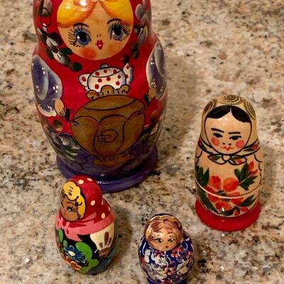 LOT 263 RUSSIAN NESTING DOLLS 