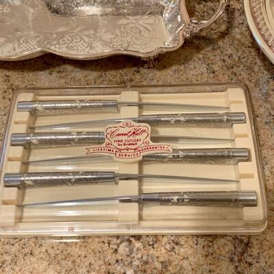 LOT 267 GROUP OF SILVER PLATE SERVING PIECES CARVEL HALL STEAK KNIVES
