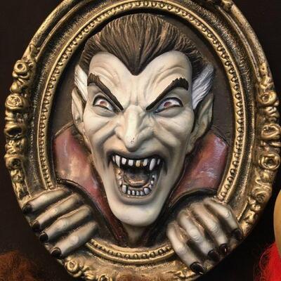 Variety of Halloweeny thingies Gorilla Dracula Igor Psycho clown & display decor