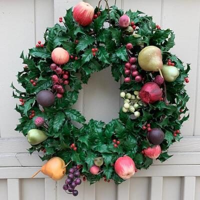 LOT 285 Holiday Door Wreath Della Robbia & Holly