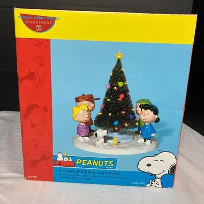 Lot #206 Dept.56 Peanuts A Charlie Brown Christmas Holiday Decor