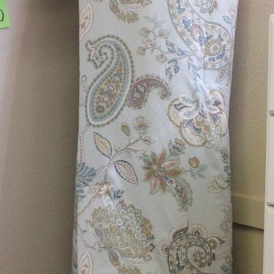 Lot 40 Queen Comforter w/ Matching Throw Pillows