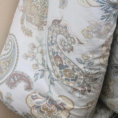 Lot 40 Queen Comforter w/ Matching Throw Pillows