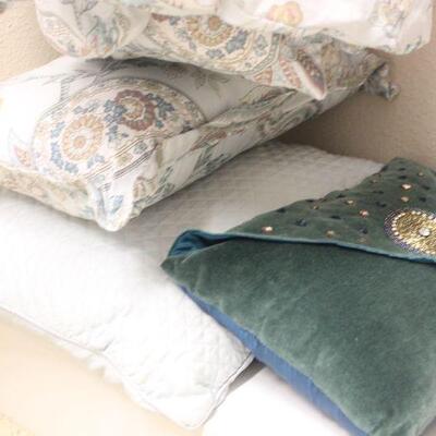 Lot 40 Queen Comforter w/ Matching Throw Pillows