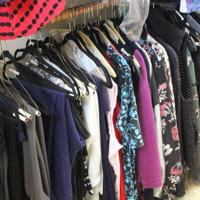 Lot 44 HUGE lot of Women's Clothing (L-XL)