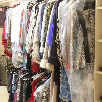 Lot 44 HUGE lot of Women's Clothing (L-XL)