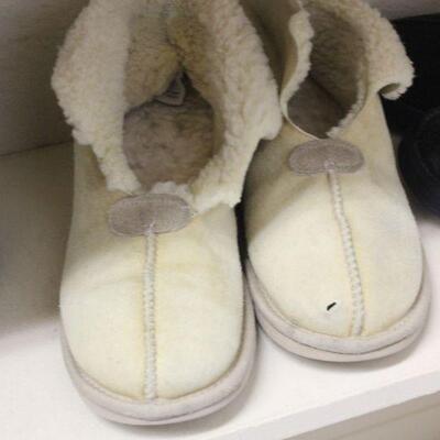 Lot 46 UGG Boots/Slippers (size 9)