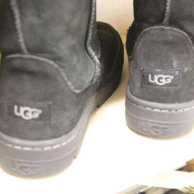 Lot 46 UGG Boots/Slippers (size 9)