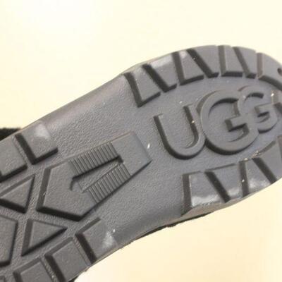 Lot 46 UGG Boots/Slippers (size 9)