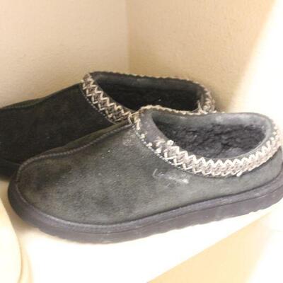 Lot 46 UGG Boots/Slippers (size 9)