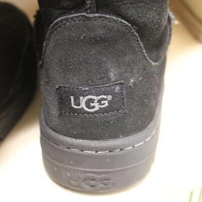 Lot 46 UGG Boots/Slippers (size 9)