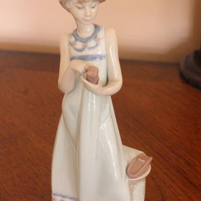 Lot 47 LLADRO 5607 Calling a Friend