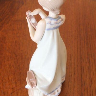 Lot 47 LLADRO 5607 Calling a Friend