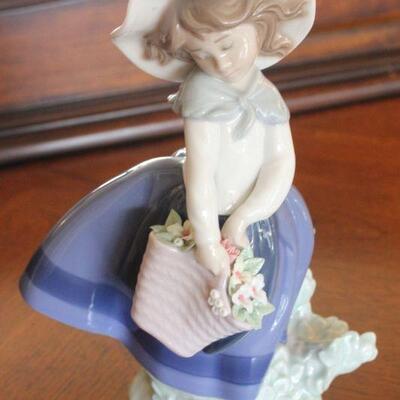 Lot 58 LLADRO 5222 Pretty Pickings