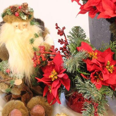Lot 70 Misc. Christmas DÃ©cor & Wreathe Display